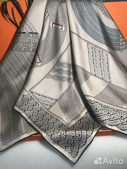 Hermes шёлковый платок в брендовой упаковке