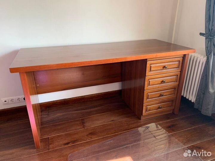Письменный стол из массива дерева