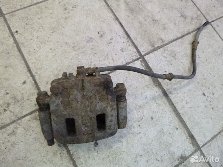 Суппорт передний правый mitsubishi pajero/montero