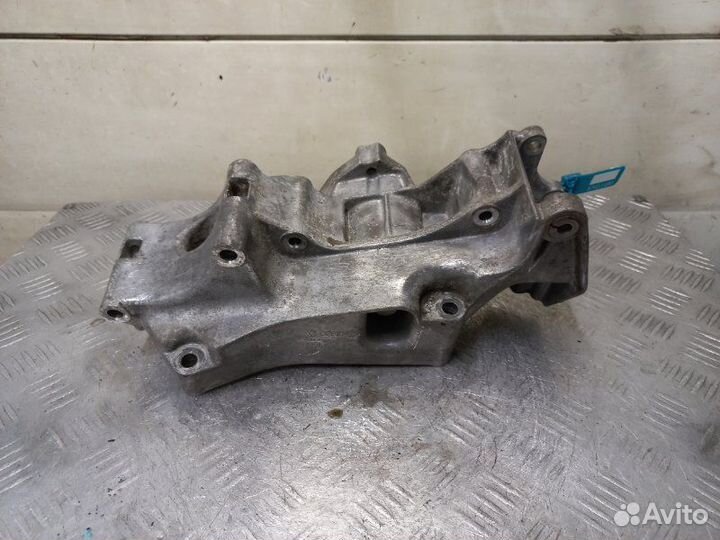 Кронштейн генератора Volkswagen Golf 4 1.6 16V AUS