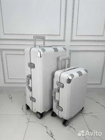 Чемодан на колесах rimowa
