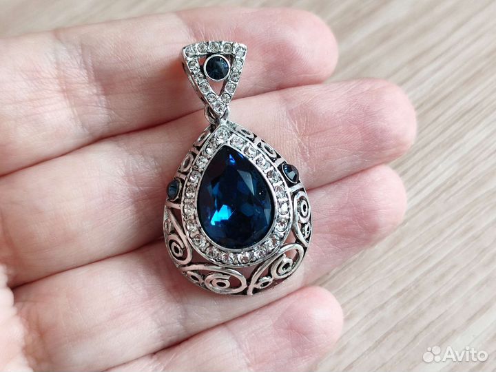 Серьги и подвеска с синим камнем