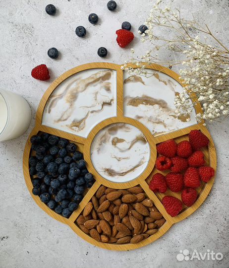 Менажница с декором из эпоксидной смолы