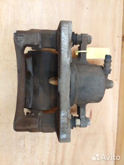 Суппорт передний левый Toyota Vitz SCP90 2szfe