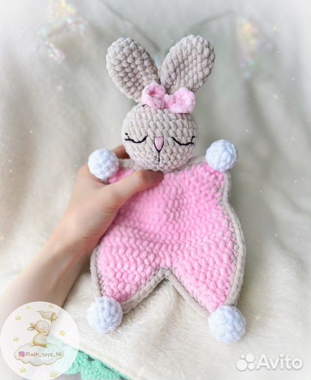 Вязаная игрушка зайка - комфортер
