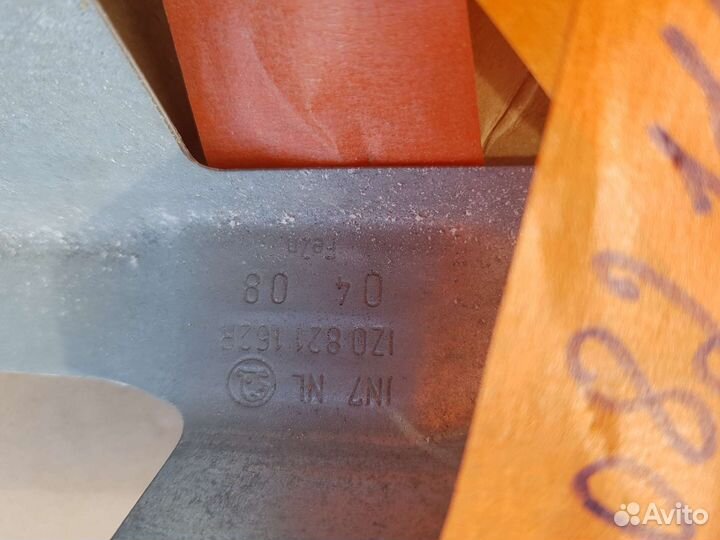 Кронштейн крыла правого Skoda Octavia A5 нов ориг