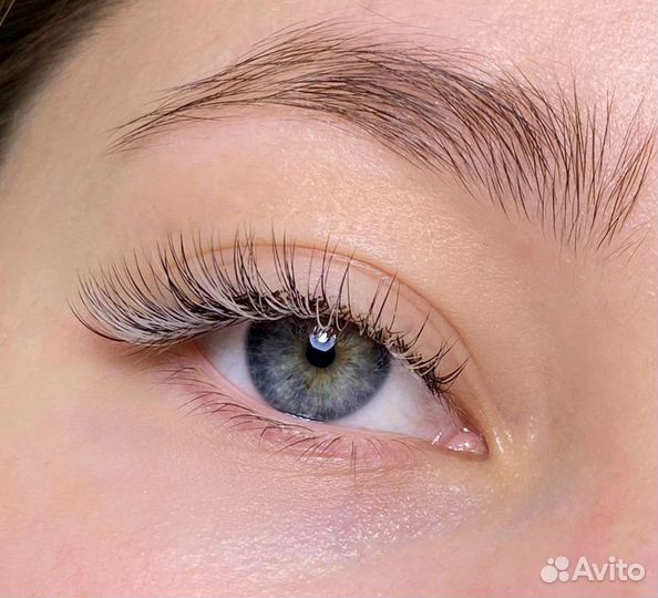 Наращивание ресниц и маникюр