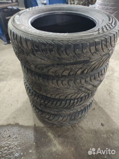 Yokohama IceGuard Stud IG65 215/65 R16 102T