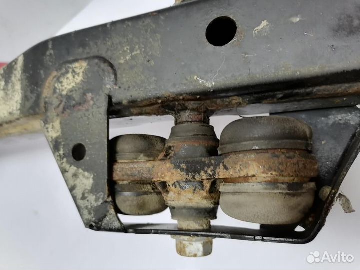 Opel Astra J Кронштейн задней балки
