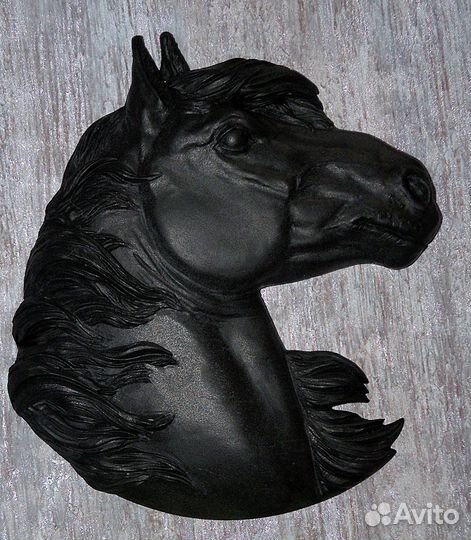 Барельеф лошадь