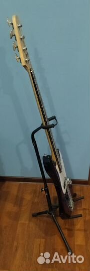 Четырехструнная бас гитара