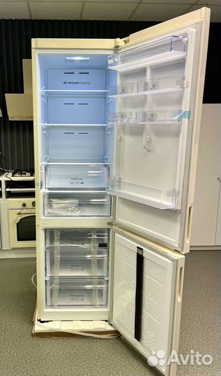 Бежевый холодильник Samsung