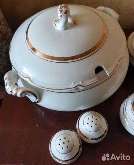 Супница и другие части столового сервиза