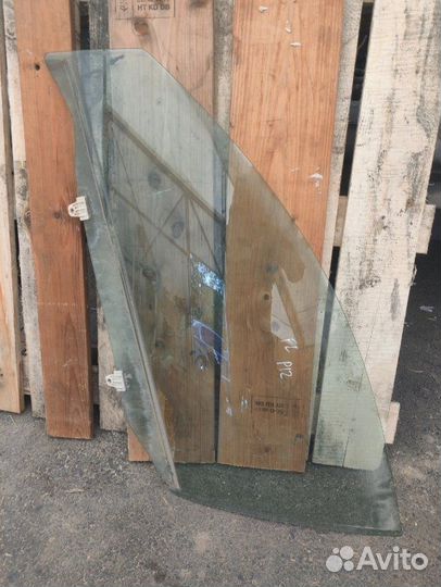 Стекло двери переднее правое Nissan Primera P12