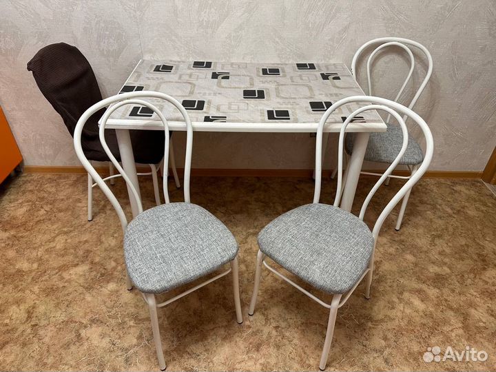 Кухонный стол и стулья