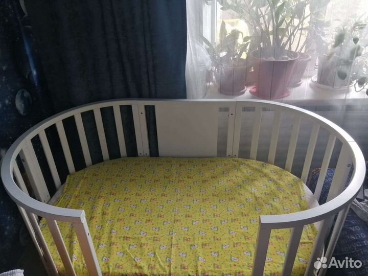 Детская кроватка круглая овальная с маятником