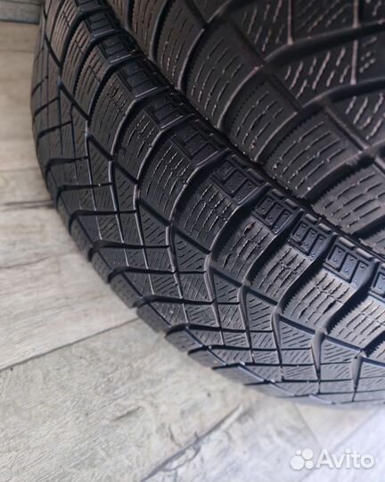 Pirelli Ice Zero FR 215/65 R17