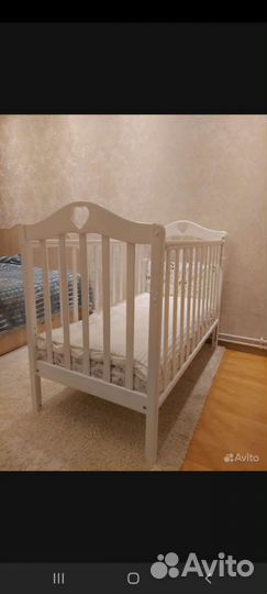 Детская кроватка с универсальным маятником