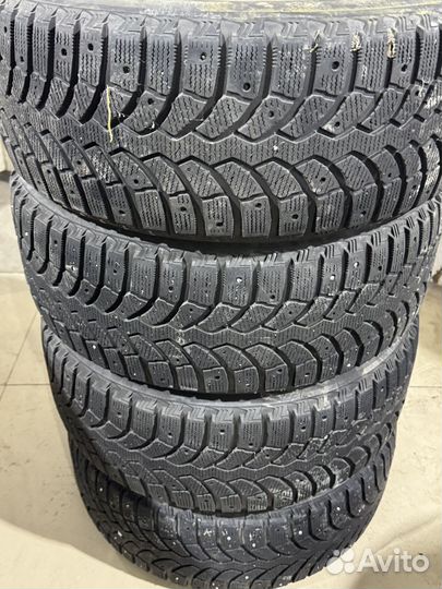 Bridgestone Blizzak Spike-01 215/50 R17