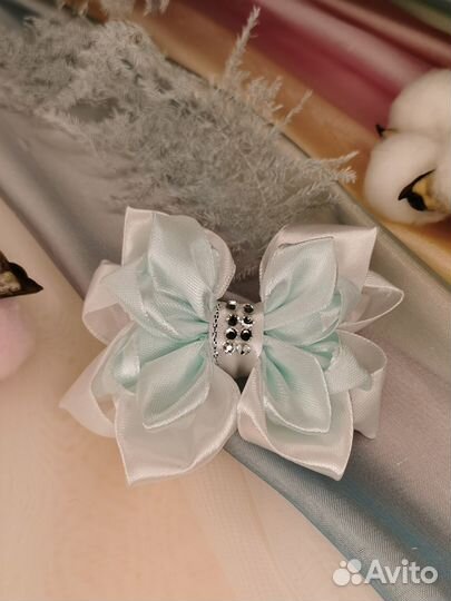 Бант канзаши белый с бледно-салатовым