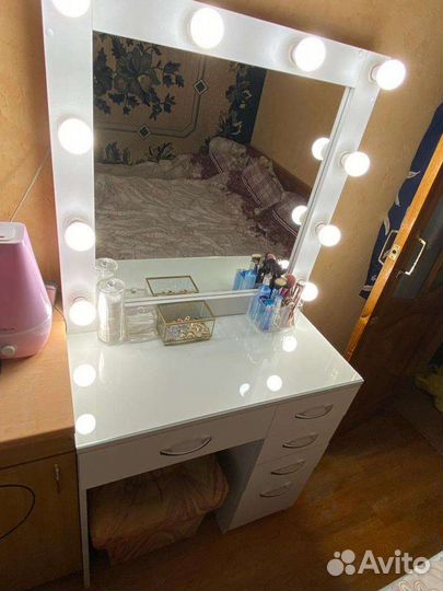 Гримерное зеркало со столом