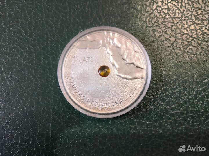 Латвия. 1 лат. Янтарная монета.Серебро 925