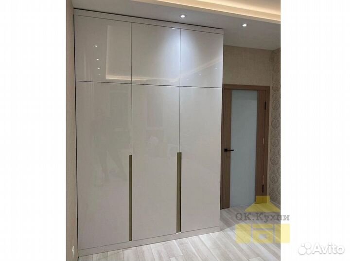 Зеркальный шкаф