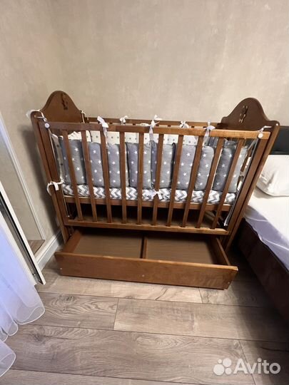Детская кроватка с поперечным маятником