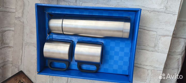 Термос в наборе с кружками