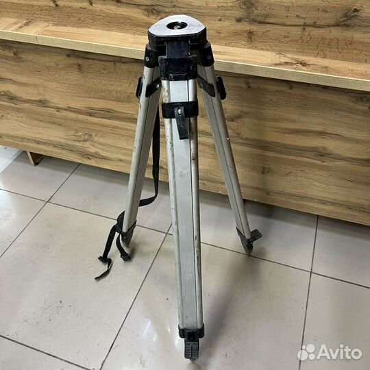 Тренога на невелир