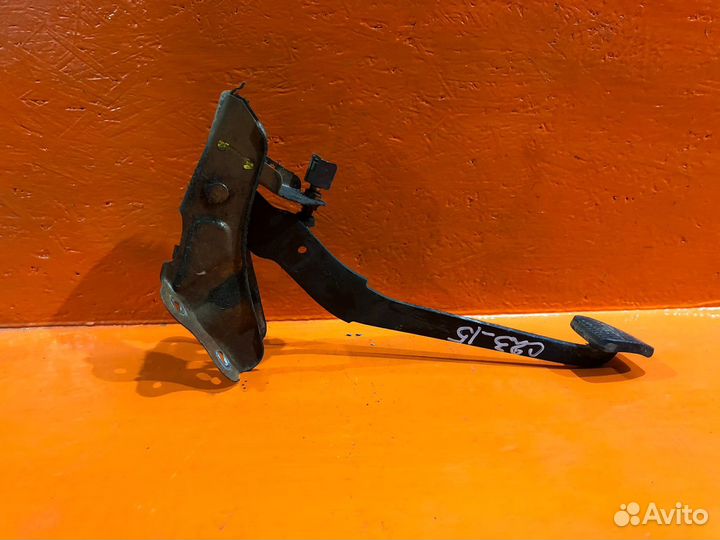 Педаль тормоза nissan serena (C23) 1992-2001