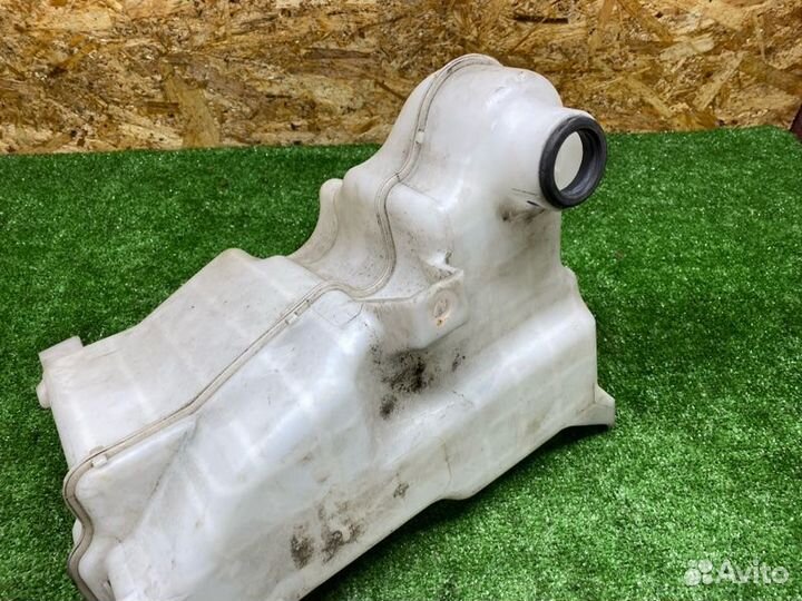 Бачок омывателя Toyota Hilux 8