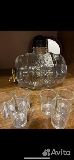 Бочонок с рюмками для вина