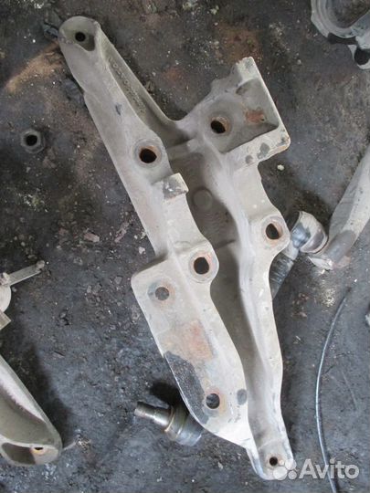 Кронштейн пневморессоры L Volvo 20704075