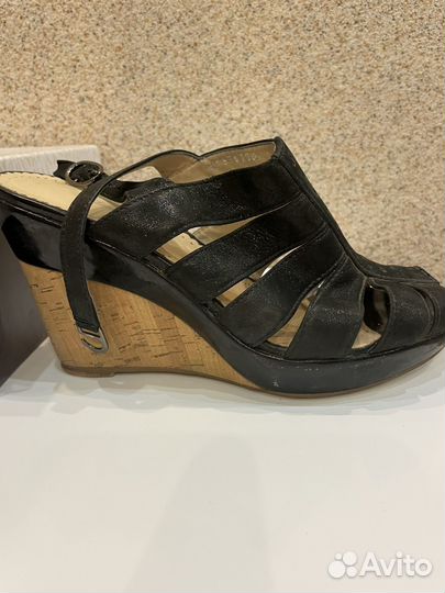 Босоножкию