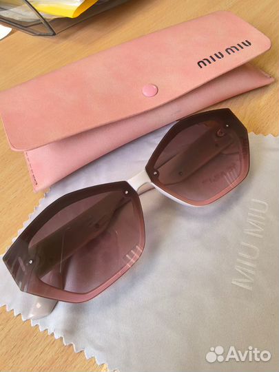 Солнцезащитные очки женские miu miu