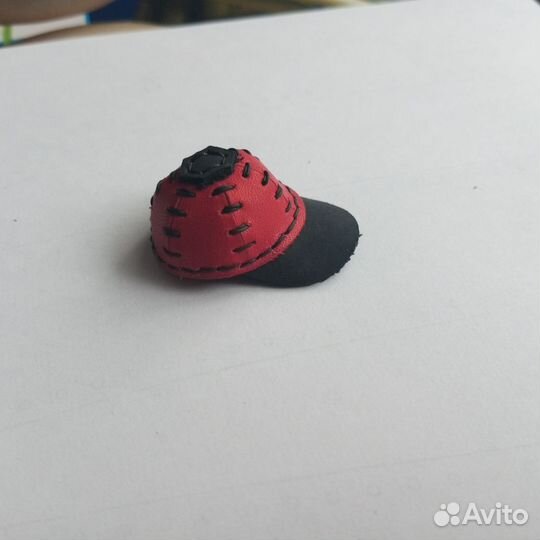 Брелок мини кепка