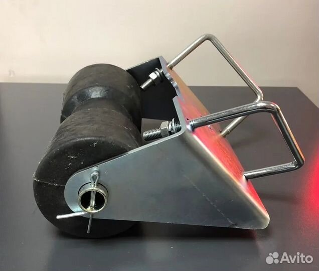 Ролик килевой с кронштейном в сборе (рама 60х40)