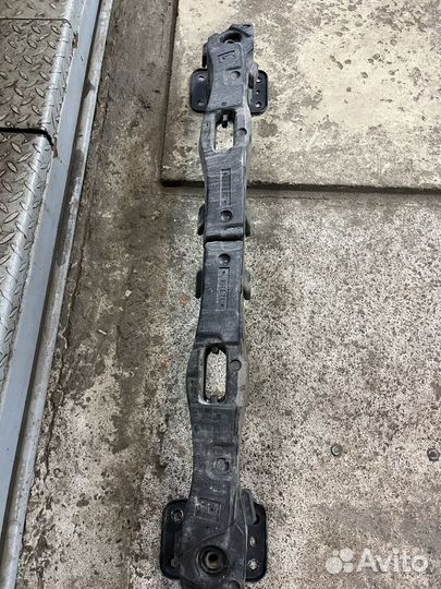 Усилитель бампера e71