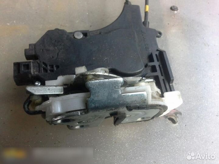 Замок двери задней левой Mitsubishi Lancer (CX CY)