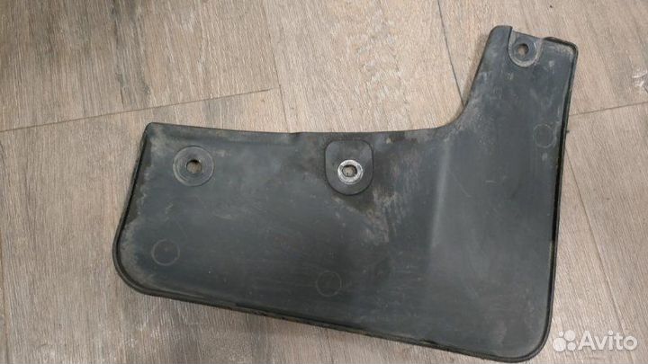 Брызговик передний левый Mitsubishi Pajero 4 3.2D