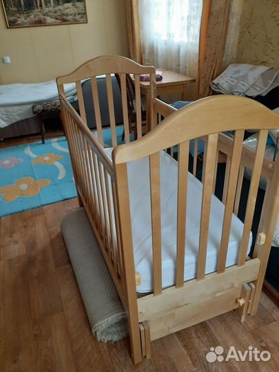 Детская кроватка и пеленальный комод