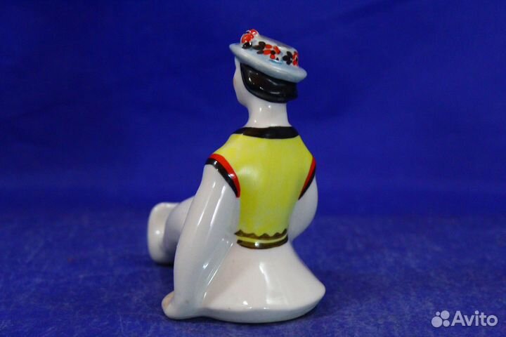 Фарфоровая статуэтка Сидящий гуцул На полоныне пар