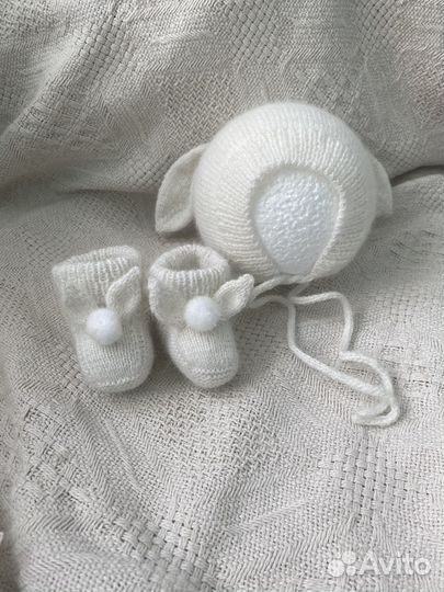 Чепчик зайка и пинетки с ушками для новорожденого