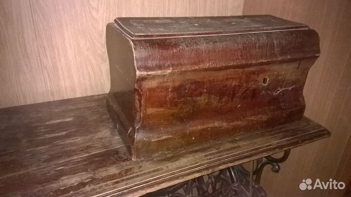 Швейная машина Сингер на станине