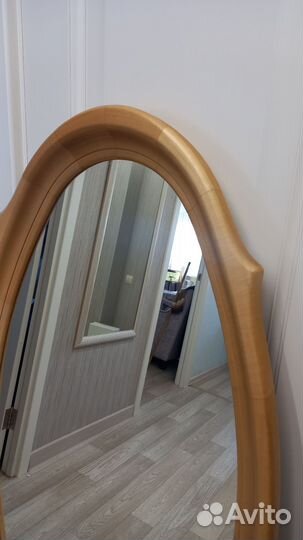 Зеркало в деревянной раме