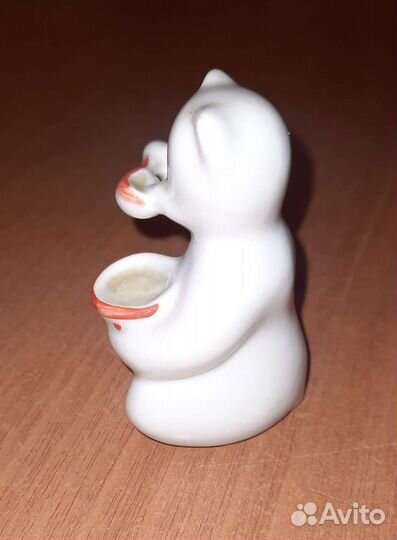 Статуэтка Медвежонок ест мёд, Сысерть, фарфор