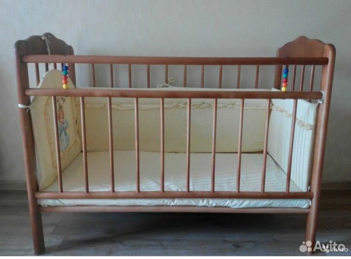 Детская кроватка с маятником