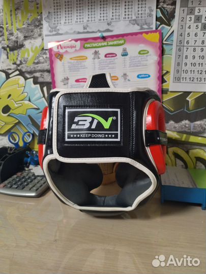 Боксерский шлем с перчатками