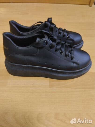 Продам кроссовки женские